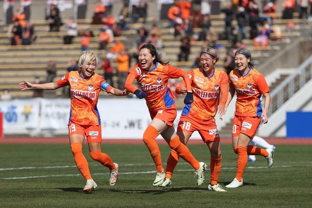 新潟L-ちふれ埼玉 後半、ゴールを決めて喜びを爆発させるにMF川村優理(左から2番目)=新潟市陸上競技場