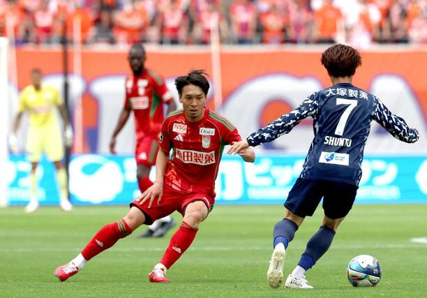 前半、相手をマークするDF白井永地=デンカビッグスワン