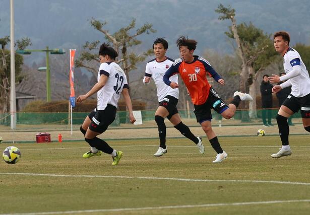 得点を決めるＭＦ奥村仁