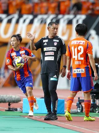 新潟－清水　後半、指示を出す入江徹監督＝１３日、デンカビッグスワン
