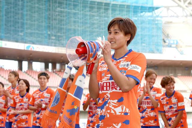 試合後、サポーターに勝利の報告をする那須野陽向＝ビッグスワン