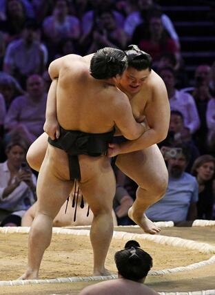 トーナメント戦で若元春（手前）に敗れる大の里＝パリ（共同）