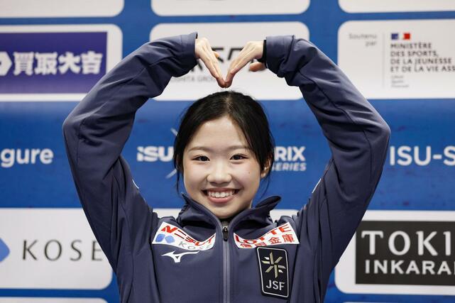 優勝から一夜明け、撮影に応じる中井亜美＝１９日、アンジェ（共同）