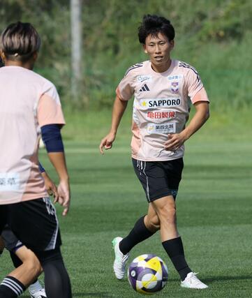 J1第32節G大阪戦に向け、練習するJ1アルビレックス新潟のMF新井泰貴(右)=26日、聖籠町