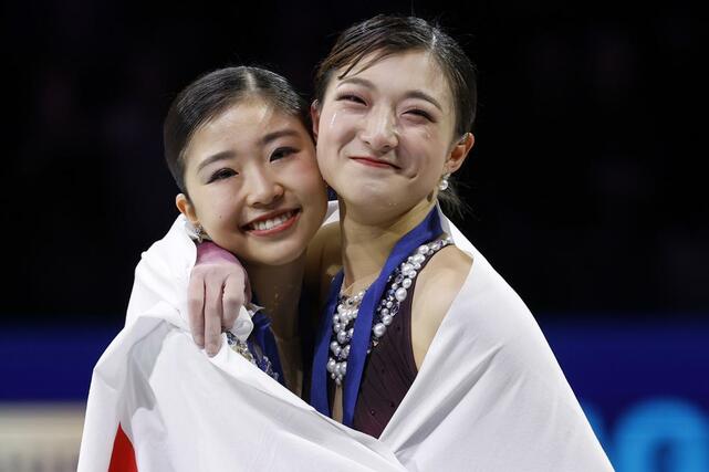フィギュアスケート世界選手権の女子で優勝を果たした坂本花織（右）と２位の千葉百音。坂本は現役最後の試合を日本勢最多となる４度目の頂点で締めくくった＝２７日、チェコ・プラハ（共同）