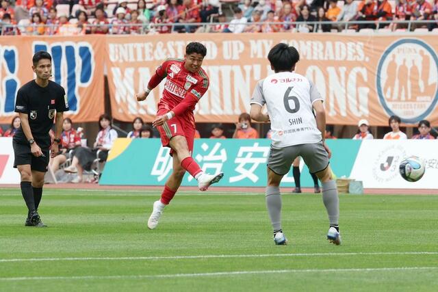 新潟-讃岐 前半、ミドルシュートを放つMF大西悠介=ビッグスワン