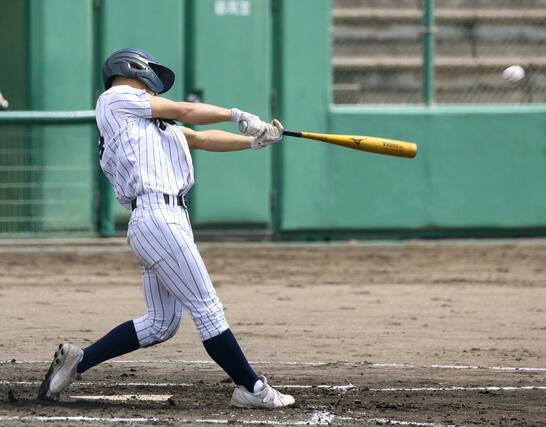 新発田中央－新潟南　２回２死２塁、新発田中央の本間楽連が適時打を放ち、４－０とする＝２日、新発田市五十公野公園野球場
