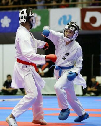 少年男子組手個人決勝　積極的に攻める宮野煌大（右）＝鳥栖市