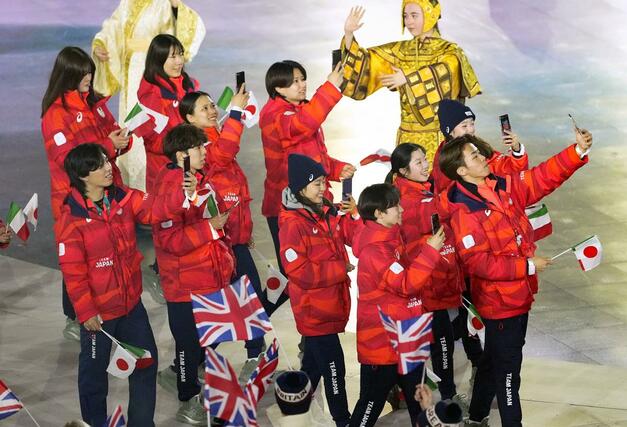 閉会式で入場するフィギュアスケートの（手前左から）三浦佳生、佐藤駿、千葉百音、鍵山優真、中井亜美、森口澄士。その奥は長岡柚奈＝２２日、イタリア・ベローナ（共同）