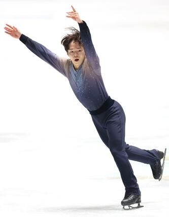 男子フリー　演技する鍵山優真＝国立代々木競技場