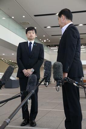 三田市の田村克也市長（右）と面会した上越市の中川幹太市長＝２９日、兵庫県三田市の三田市役所