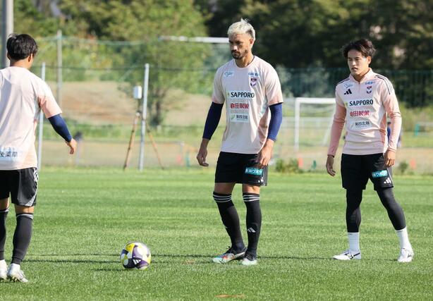 J1第34節アウェー東京V戦の前日練習に参加するJ1アルビレックス新潟のDF舞行龍ジェームズ(中央)=17日、聖籠町