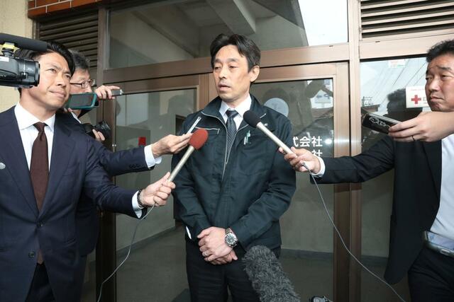 囲み取材に応じる蒲原鉄道株式会社の茂野一弘社長＝８日午前１１時すぎ、五泉市村松