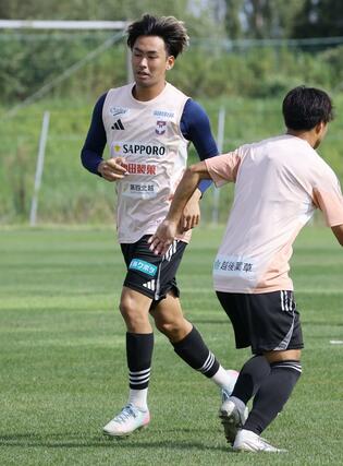 練習するDF舩木翔(中央)=聖籠町