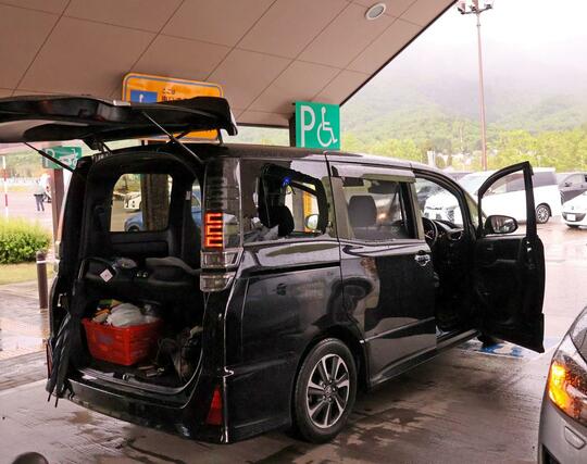 ２０台以上の車の窓ガラスが割れた新井ＰＡ。強風などによる被害とみられ、毛布などで応急措置する車もあった＝４日、妙高市猪野山

