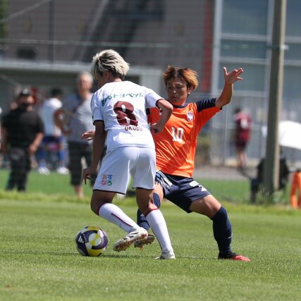 相手の突破を阻むMF上尾野辺めぐみ