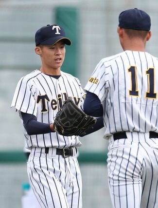 １回、帝京長岡の先発髙木柊冴（右）が西脇駆の救援を仰ぐ＝富山市民球場