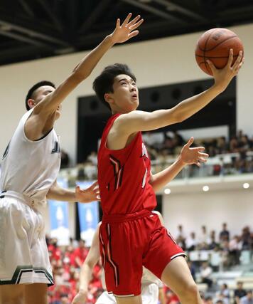 男子決勝トーナメント１回戦　実践学園－本丸　第４クオーター、本丸の関口翔眞がシュートを決めて３８－６０＝アオーレ長岡
