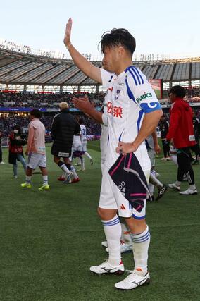 退団が決まっているＤＦ堀米悠斗。終始、感極まっていた＝味の素スタジアム