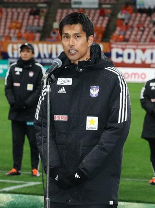 今季限りで退団するＧＫ瀬口拓哉がサポーターにあいさつ＝ビックスワン