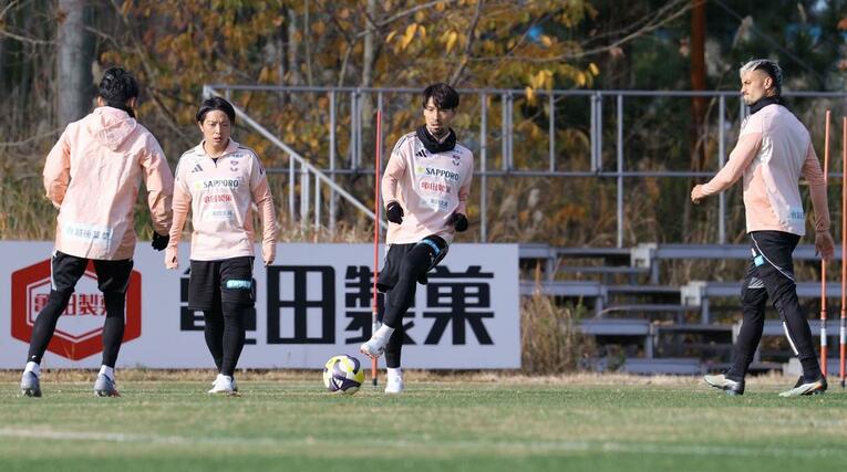 柏戦に向け練習するＭＦ白井永地（中央）ら＝聖籠町