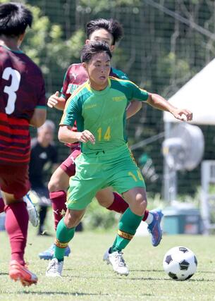 男子準々決勝 帝京長岡-尚志 前半、攻め込む帝京長岡のMF和食陽向=福島県楢葉町のJヴィレッジ