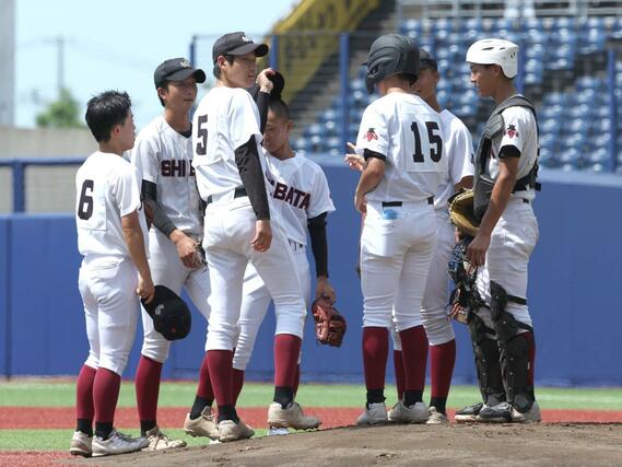 北越－新発田　１回、マウンドに集まる新発田の選手たち＝７月１９日、新潟市中央区長潟のハードオフ・エコスタジアム　