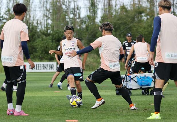 J1第31節名古屋戦の前日練習に臨むアルビレックス新潟の選手達=22日、聖籠町