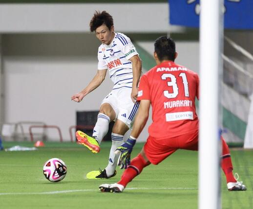 前半、ゴールを狙うＦＷ長倉幹樹（２７）