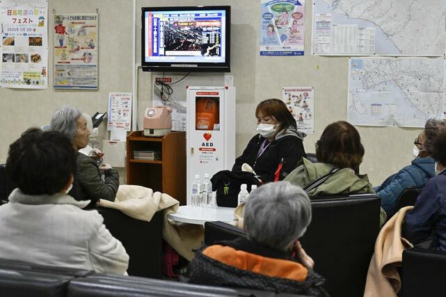 津波警報を受け、避難所でテレビのニュースを見る人たち＝２０日午後７時９分、北海道日高町