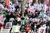 　１９日、韓国のソウル中央地裁の付近で、尹錫悦前大統領の無罪を訴える支持派の人々（共同）