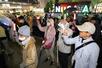  ペンライトを手に憲法改正や戦争反対を訴える市民＝３日、新潟市中央区