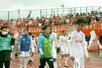試合終了後サポーターに挨拶し引き上げる選手たち=浦和駒場スタジアム