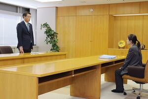 環境省の担当者と面会した新潟市の中原八一市長（左）。国の認定基準の見直しを検討するよう要望したが、受け入れられなかった＝３月２４日、新潟市役所