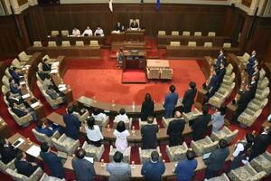 議員定数を79から73に削減する改正条例を可決した大阪府議会=16日午後