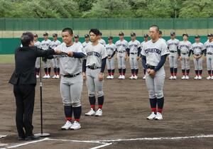 表彰式で賞状を受け取る中越の選手=2025年5月11日、長岡市の悠久山球場