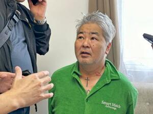 居住するマニラのコンドミニアムで捜査当局者に拘束された井上英陽容疑者=23日(フィリピン警察提供・共同)