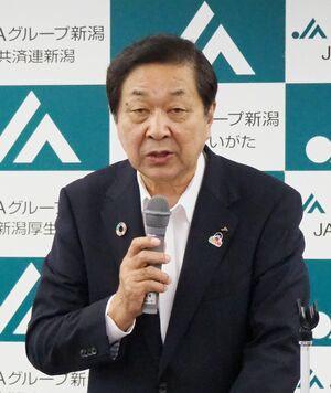 会見する伊藤能徳・JA県中会長=6月28日、新潟市中央区