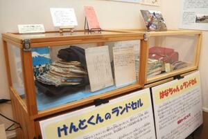 宮城県石巻市の東日本大震災伝承施設「MEET門脇」に展示されている鈴木堅登さんと巴那さんのランドセル=14日