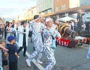 祭りばやしに合わせ、通りをにぎわせた弁天踊り=6月29日、魚沼市小出地区中心街