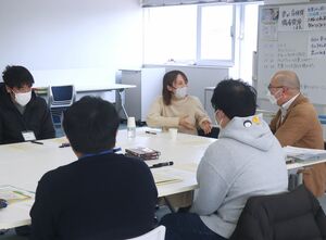 育休取得後に職場復帰した先輩ママが、男性の育児の関わり方などについてアドバイスした講座=2月2日、新潟市中央区上所2