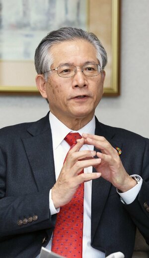 インタビューに答える第四北越銀行の殖栗道郎頭取