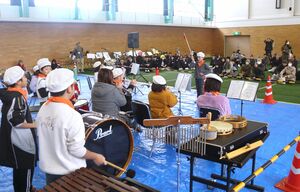子どもたちが演奏や書道パフォーマンスを披露した八海山麓スキー場のオープニングセレモニー=12月25日、南魚沼市荒金