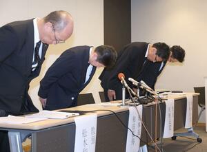会見冒頭、頭を下げる北越高校・灰野正宏校長（右から２人目）、和田晋弥理事長（同３人目）ら＝７日、新潟市中央区