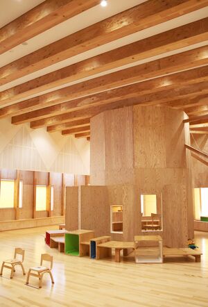 公共建築賞で国土交通大臣表彰を受けたまごころ学園の多目的エリア＝見附市田井町