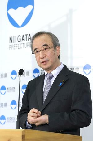 定例記者会見で記者の質問に答える花角英世知事=4月30日、県庁