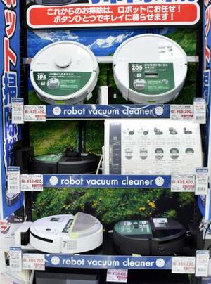 　家電量販店の店頭に並ぶ米アイロボットの製品＝１６日、東京都千代田区