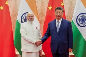 インドのモディ首相(左)と中国の習近平国家主席=31日、中国・天津(インド首相府提供、AP=共同)