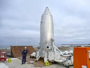 報道陣に公開された小型実験機「RV―X」=14日、秋田県能代市