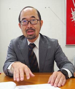 百日ぜきの治療について説明する千葉大の石和田稔彦教授=10月、千葉市